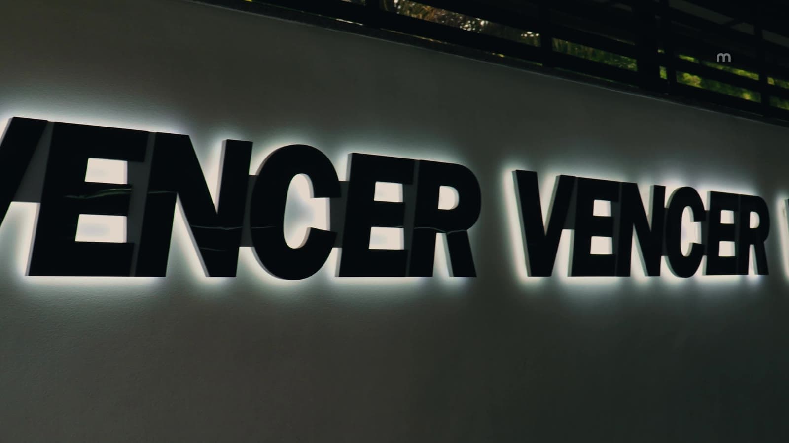 Letreiro Vencer na campanha Movicar e Os Crias do Galo